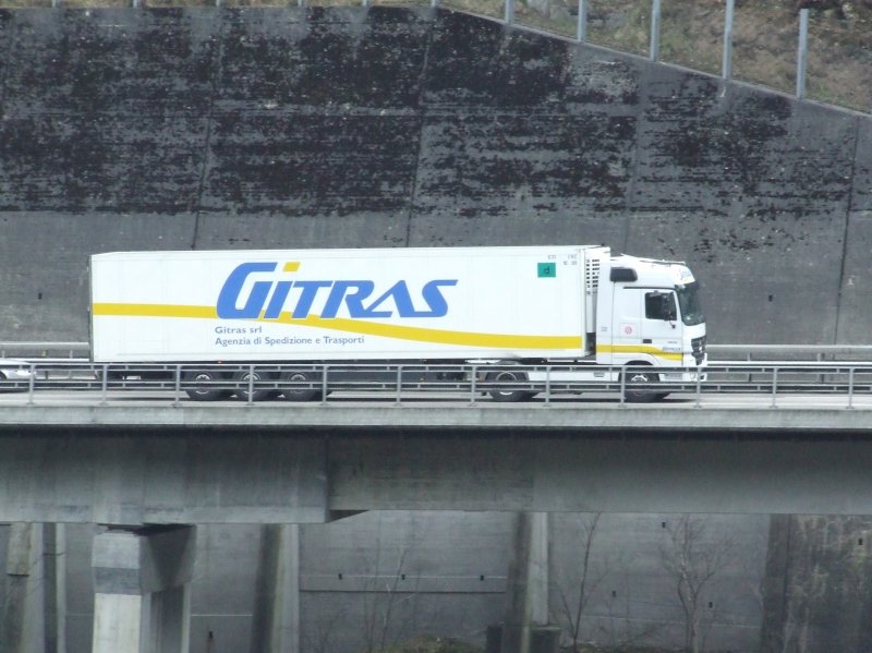 Ein italienischer  Gitras  Actros mit Megaspace Kabine auf dem Weg gen Sden auf der Gotthard Autobahn kurz vor Wassen. (12.04.2008)