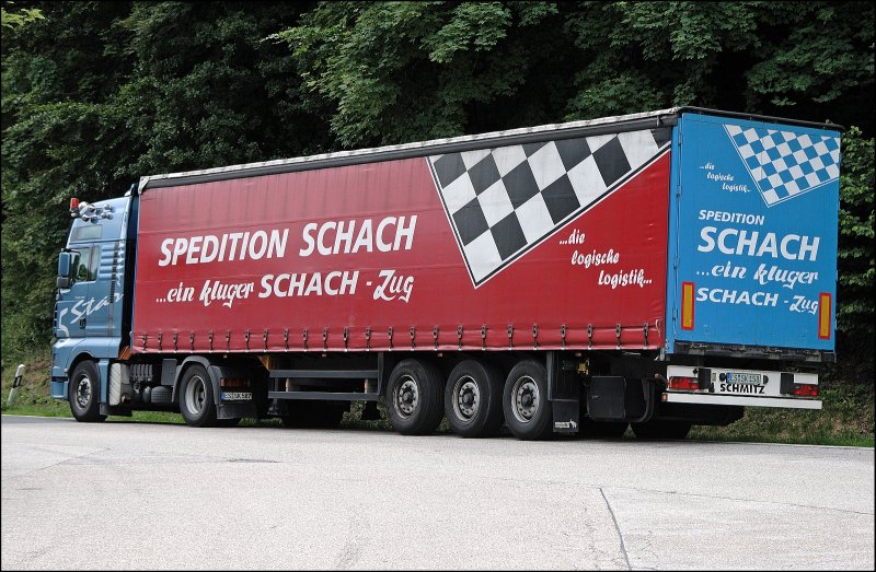 Ein kluger SCHACH - Zug;-) Ein MAN TGA 18.430 der Spedition SCHACH steht auf dem Rastplatz Sauerland an der A45. (20.06.2008)

