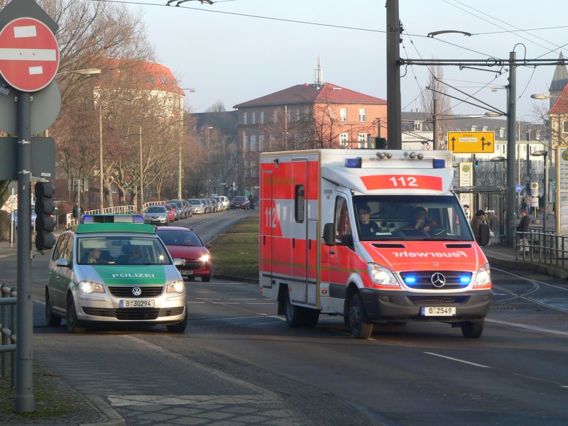 Ein Krankenwagen (B-2549) der Berliner Feuerwehr im Einsatz. Das Polizeifahrzeug stand zufllig an der Kreuzung. Mggelheimer Strae, Berlin-Kpenick, 25.1.2009