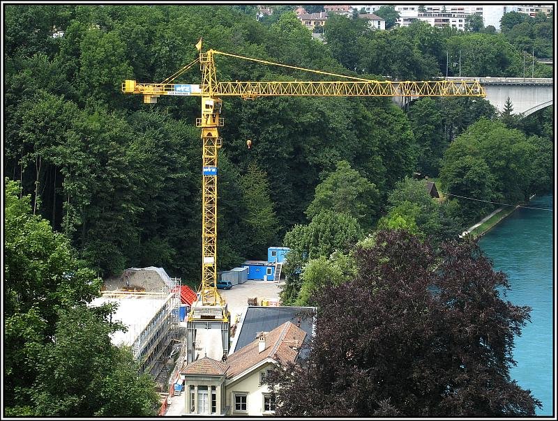 Ein Liebherr-Kran auf einer Baustelle in Bern, aufgenommen am 26.07.2008 von der Kornhausbrcke.