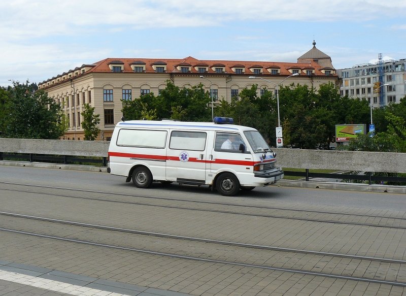 Ein Mazda Krankenwagen fotografiert in Bratislava am 20-08-2008.
