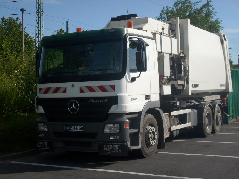 Ein Mercedes-LKW am 27.05.2008 in Bergen/Rgen.Der LKW war an diesen Tag an einem Baumarkt um die dortigen Verpackungen zu zerkleinern.