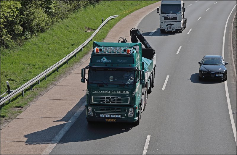 Ein Niederlndischer Volvo FH von DE HAAN Transport ist bei Ldenscheid auf dem Weg Richtung Ruhrgebiet. (09.05.2008)
