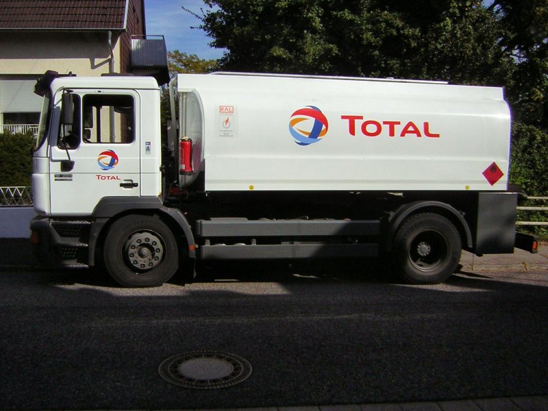 Ein l Lieferant mit MAN-Tankwagen. Das Foto wurde am 23.09.2009 aufgenommen.