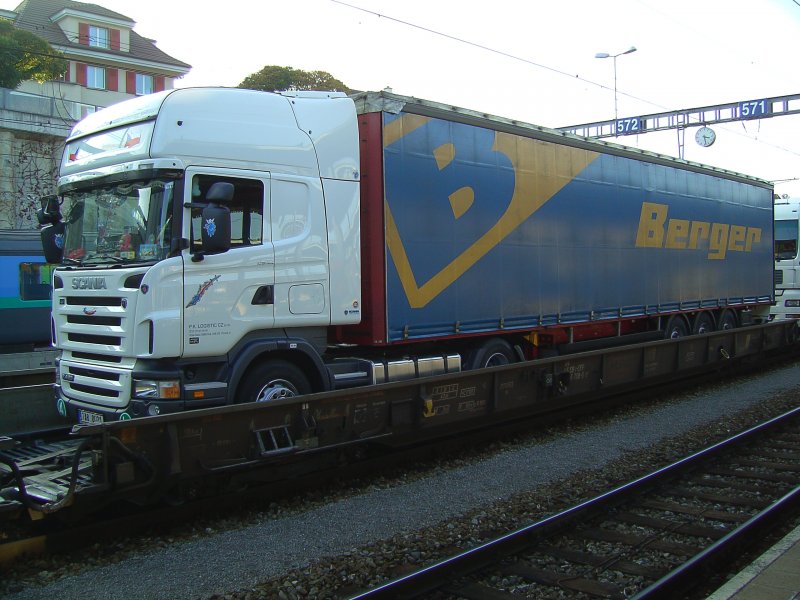 Ein Scania LKW in Siez auf einer LoLa (03.11.2007)
