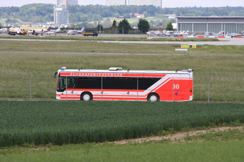 Ein Stuttgarter Flughafen Feuerwehrbus auf einer Seitenstrae am Zaun nahe Filderstadt. (30.05.2009)
