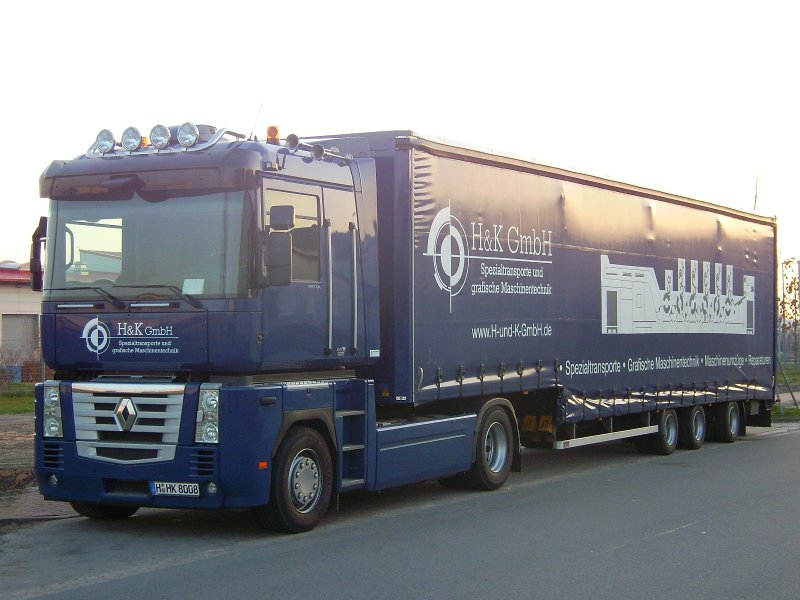 Ein toller LKW von Renault stand am 03.04.2009 in Garbsen im Gewerbegebiet.