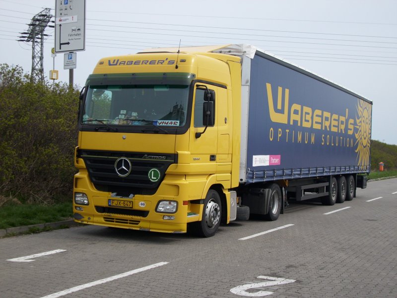 Ein ungarischer Mercedes-LKW am 14.04.2008 im Fhrhafen Sassnitz-Mukran und wieder ist es die Spedition WABERER`S !