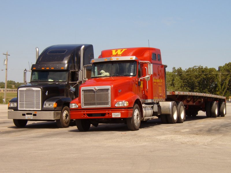 Ein US Parklpatz in Kansas, USA im Mai 2006. (Links ein Freightliner, rechts ein International)