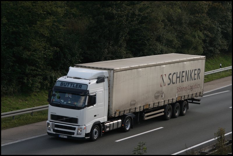 Ein VOLVO FH mit 400PS Euro5 bringt einen Skandinavischen Trailer von SCHENKER Stinnes Logistik vermutlich nach Lbeck-Travemnde. 
