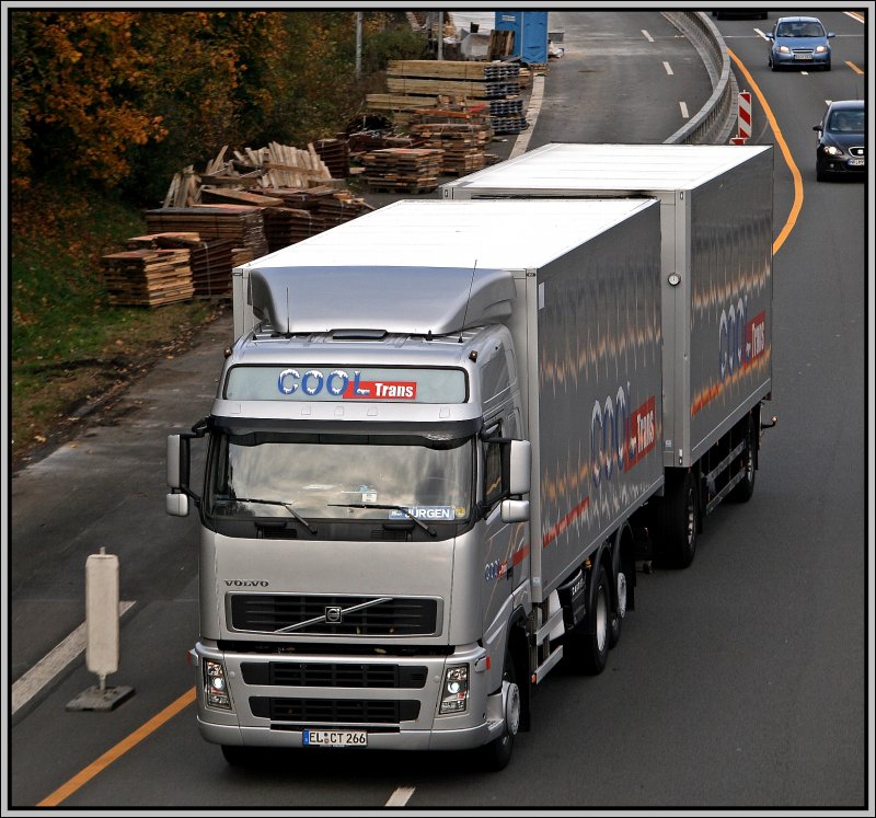 Ein Volvo FH12 von COOL TRANS aus Twist ist in Richtung Sden unterwegs. (19.10.2008)