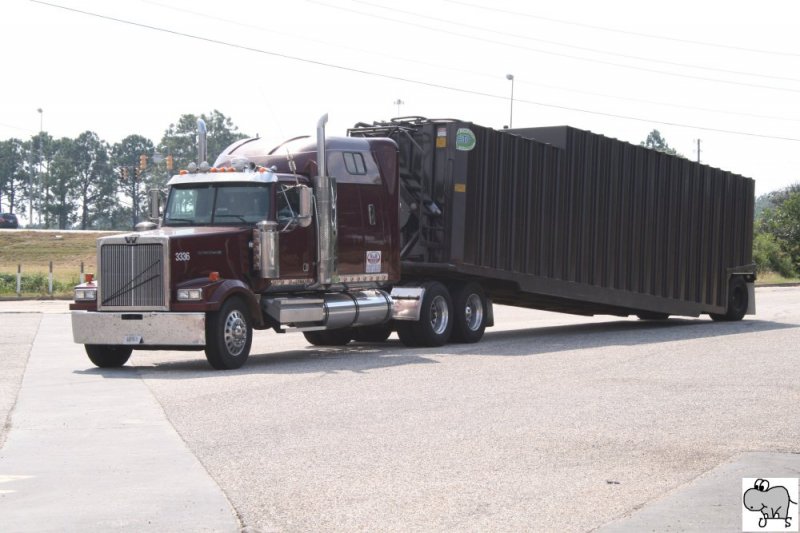Ein Western Star 4900 steuert am 29. September 2008 einen Truckstop am Highway 10 in Alabama (USA) an.