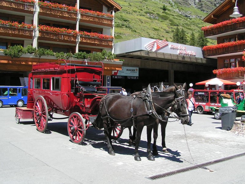 Eine der Kutschen mit denen die Hotelgste am Bahnhof von Zermatt abgeholt werden. 05.08.07