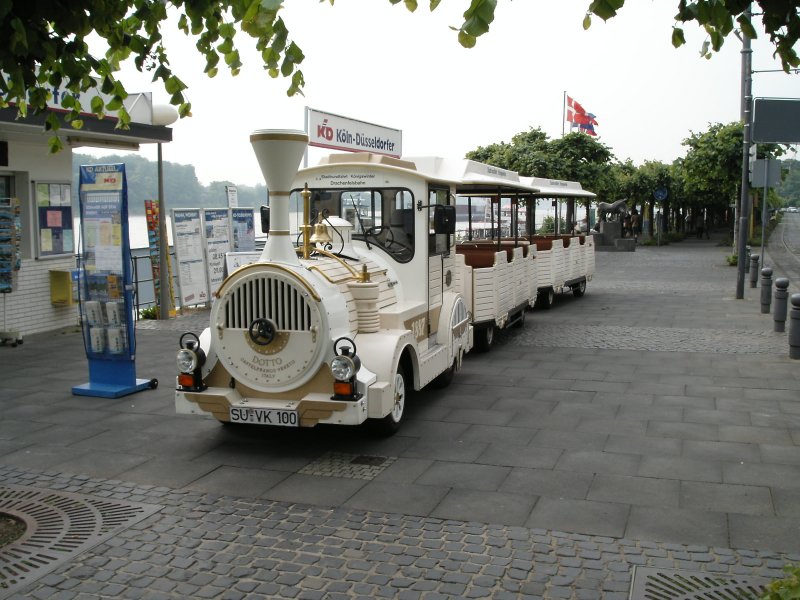 Eine Stadtrundfahrt-Bahn auf der Rheinpromenade in Knigswinter.