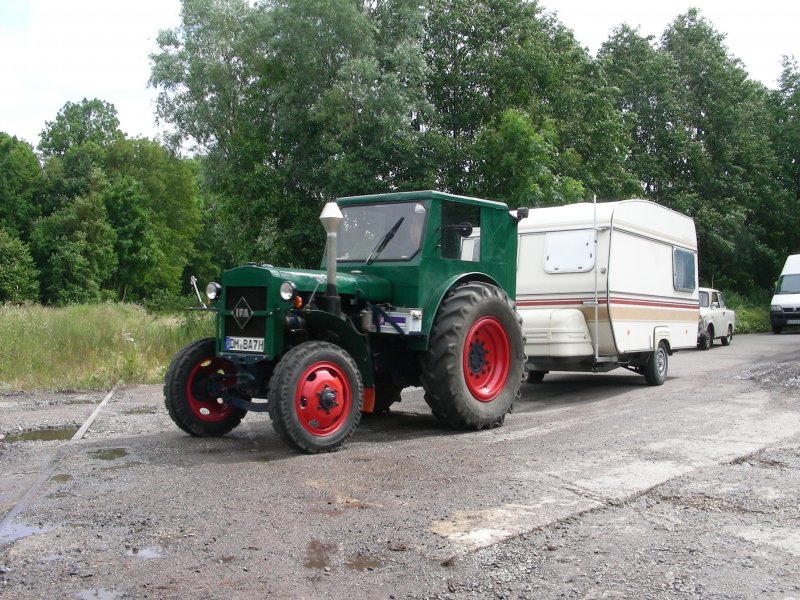 es sieht schon lustig aus, ein Pionier mit Campingwagen,
beim 6. Internatinales Ostblocktreffen am 07.07.07 in Ptnitz