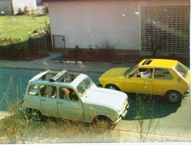 Fahrzeug vorne: mein R4 mit 34 PS und Faltdach; Mitte der 70er in Mnchen und Wrzburg gefahren; Kennzeichen: Lif - A 635
hinten: der Audi 50 meines Bruders Kurt