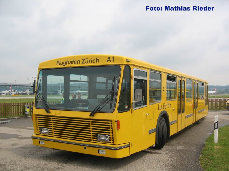 FBW-Hess Vorfeldbus, welcher fr die Flughafen Rundfahrten einen  neuen Look erhalten hat  und noch etwas im Dienst, auf dem Flughafen Zrich Kloten stehen wird, am 6. Mai 2007 im Pisten Kreuz