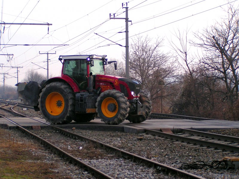 Fendt-936 eines landwirtschaftlichen Dienstleisters quert den Bahnbergang bei Bruck/Leitha; 081210