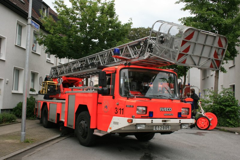 Feuerwehr Essen
3/11  E 2905
Iveco Magirus 120-25 AN
DLK 23/12
Florian Essen 8/33/4
