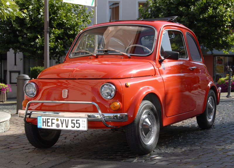 Fiat 500 steht bei der Old- und Youngtimerausstellung des MC Hnfeld am 30.08.2009 in 36088 Hnfeld