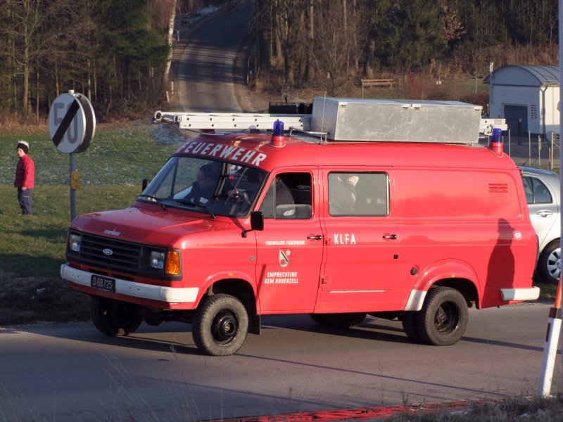 FORD KLFA der FF-Emprechting eilt noch zu dem bereits bekmpften  KFZ-Brand  in Hohenzell; 081231