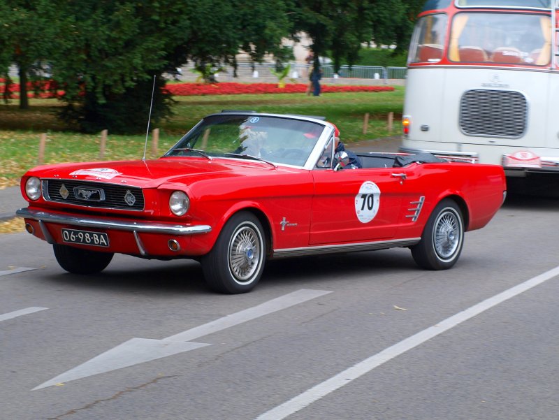 Ford Mustang Cabrio, Baujahr 1966, 120 PS, gesehen am 11.07.2009 in Aachen bei der Rallye  2000km durch Deutschland .