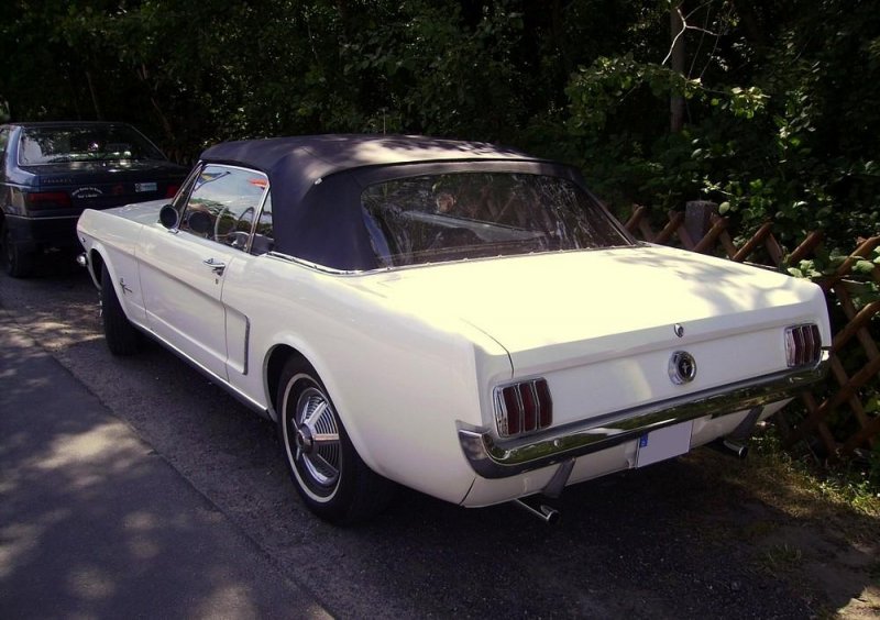 Ford Mustang Convertible Baujahr 1964 von hinten
