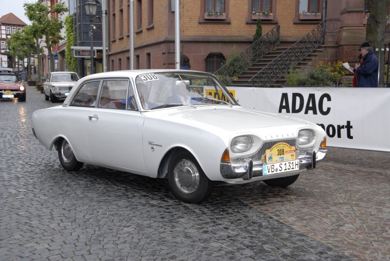 Ford Taunus 17 M, Bj. 1963, 55 PS vor dem Start zur 3. ADAC Oldtimersternfahrt zum Hessentag in Langenselbold, Startort Hnfeld, 06.06.2009
