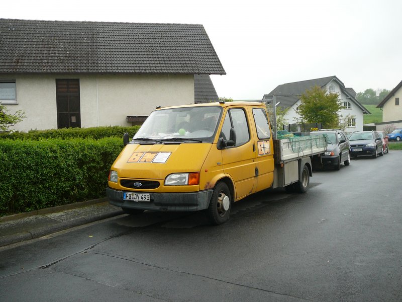 Ford Transit Doppelkabiner mit Ladepritsche am 29.04.09 in 36100 Petersberg-Marbach