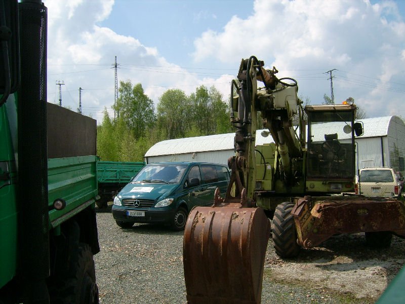 Fortschritt Bagger T-188 eines Galabau Betriebes im Werdauer Gewerbegebiet, in dem das 11.Nutzfahrzeug u.Oldtimertreffen stattfand