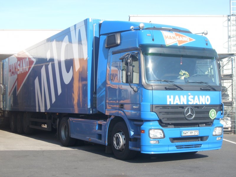 Frische Milch bringt dieser Mercedes-LKW am 05.05.2008 an einem Supermarkt in Bergen/Rgen.