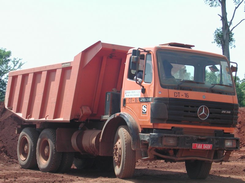 Harter Einsatz in Afrika fr die Strabag Mercedes SK in Bauprojekten.