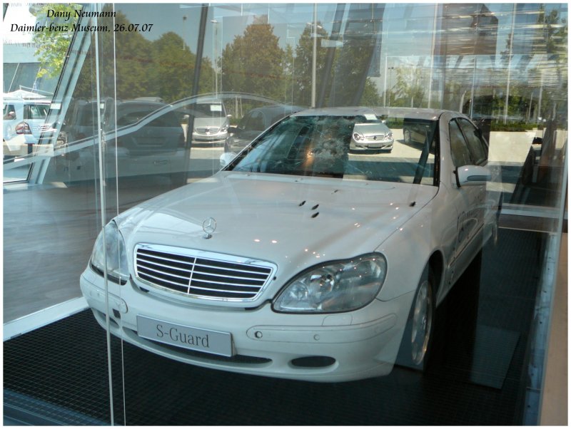 Hier ein Sicherheitsfahrzeug von Mercedes Benz. Auf dieses Fahrzeug wurde zum Test der Sicherheit eingeschossen. Aufgenommen am 26.07.07 im Daimler-Benz Museum in Stuttgart.