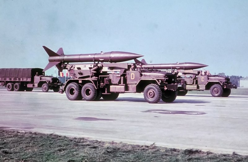 Honest-John Raketen auf Abschufahrzeug - Bundeswehr 1966
