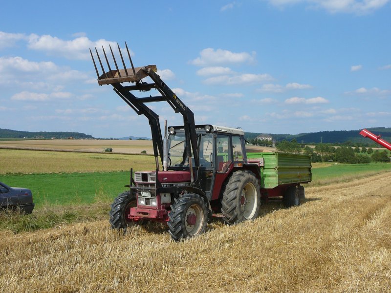 IHC 855 S mit Anhnger steht auf einem abgeernteten Getreidefeld in Fulda-Dietershan im Juli 2009