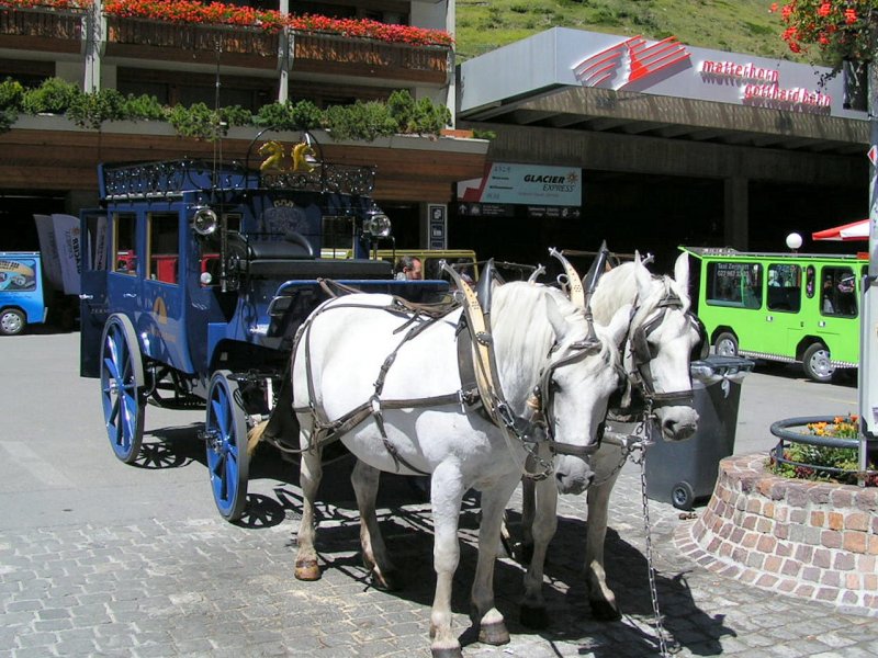 Im autofreien Zermatt werden die Hotelgste mit Kutschen am Bahnhof abgeholt. 05.08.07