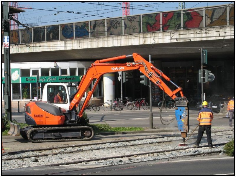Im September 2007 wurden in Dsseldorf beim S-Bahn-Haltepunkt Bilk die Gleise der Straenbahn erneuert. Zum Einsatz kam auch dieser Kubota-Bagger mit Meiel. (14.09.2007)