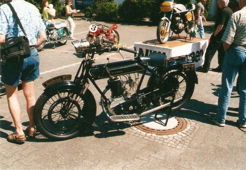 Im Sommer 2003 war auf einer Oldtimer und Traktorenshow im Taunus u.a. auch dieses Oldtimer Motorrad zu sehen. Ein Sunbeam von 1922 (digitalisiertes Dia)
