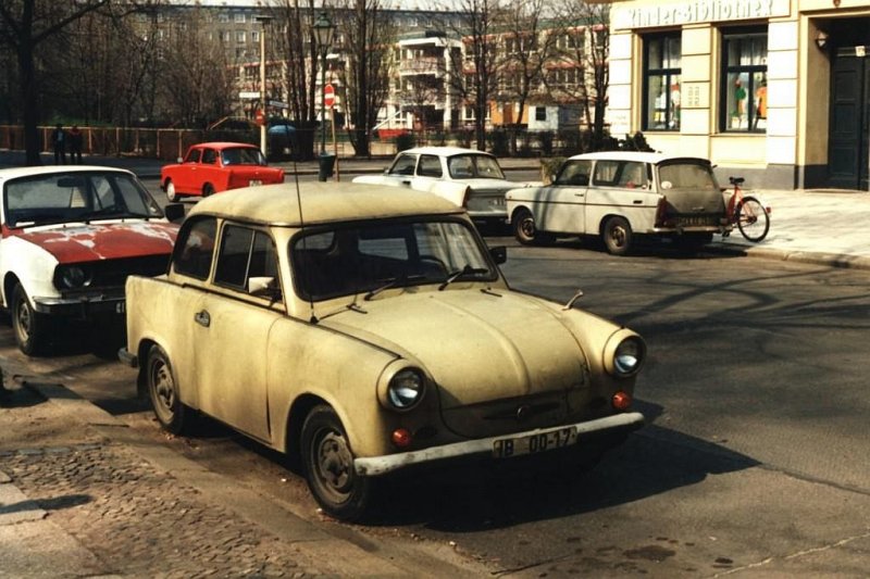 In 1988 gab es noch ein solchen Straenbild in Ost-Berlin. Hier sind u.a. Trabanten zu sehen (Mai 1988). Bild und scan: Date Jan de Vries.