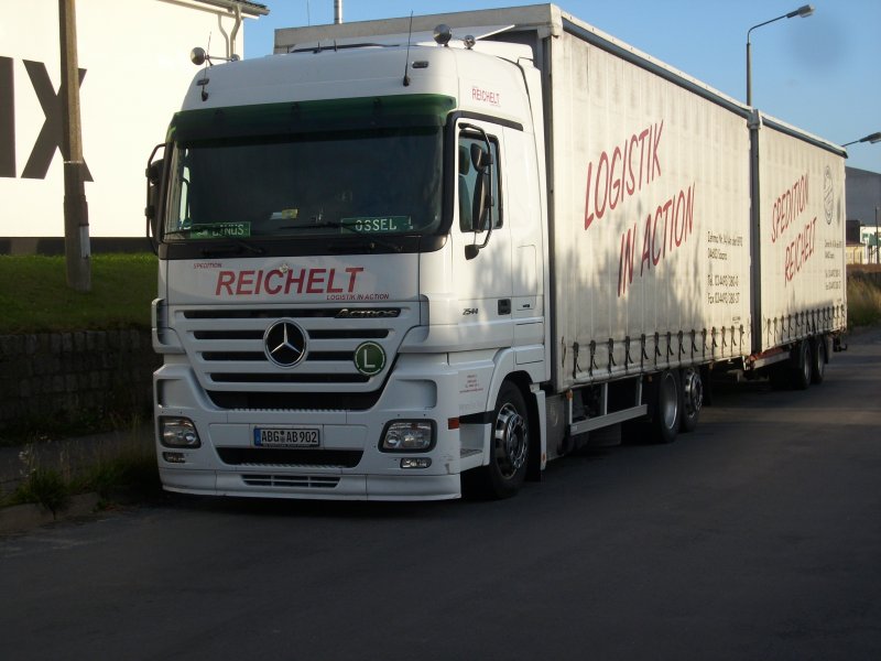 In der Abendsonne vom 20.Juli 2009 stand dieser Mercedes-LKW im Industriegelnde von Bergen/Rgen.