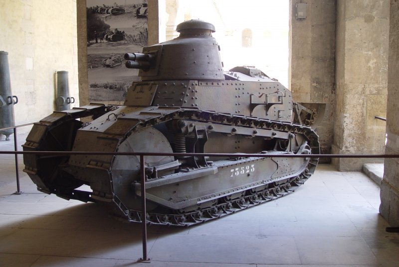 In den Kolonnaden rings um den Ehrenhof des Invalidendoms in Paris ist auch dieser Panzer Renault FT 17 von 1917 ausgestellt. Er hat ein Gewicht von 7000 kg und mit seinen 35 PS erreicht er eine Hchstgeschwindigkeit von 7,5 km/h. 