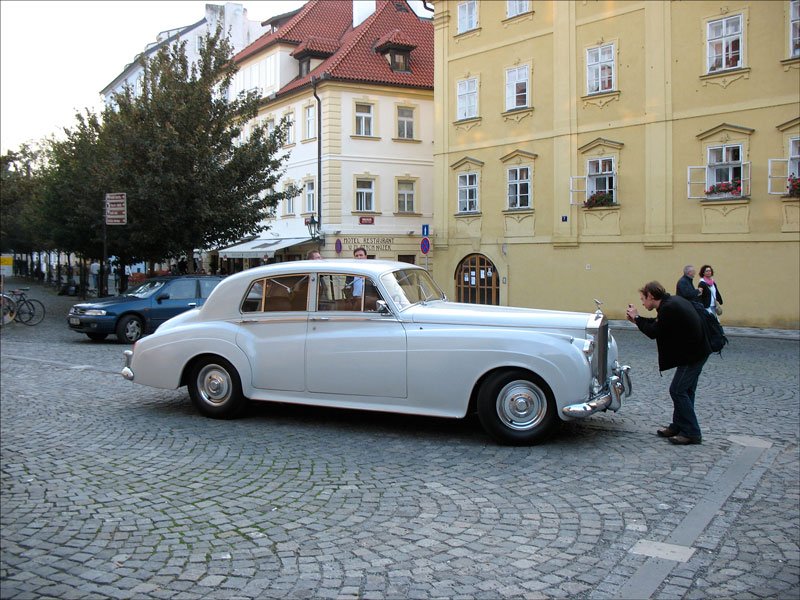 In Prag (Praha) bieten geschftstchtige Privatleute Stadtrundfahrten in Oldtimern an. Auch ein Rolls Royce Silver Cloud II steht dafr zur Verfgung; 06.10.2007
