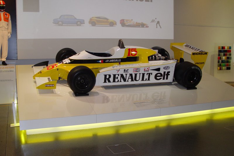 In den Verkaufs- und Ausstellungsrumen von Renault in Paris auf den Champs-Elyses war am 13.07.2009 auch dieser Formel 1 Rennwagen RS 14 von 1979 ausgestellt, der seinerzeit von Jean-Pierre Jabouille gefahren worden war. Der V 6 Turbo Motor mit 1500 ccm entwickelte ca. 520 PS.