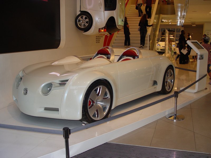 In den Verkaufs- und Ausstellungsrumen von Toyota auf den Champs-Elyses in Paris war u.a. auch dieses Fahrzeug ausgestellt. Eine Beschriftung am Fahrzeug besagte CS & S, was immer das auch zu bedeuten hat. Gesehen am 17.07.2009