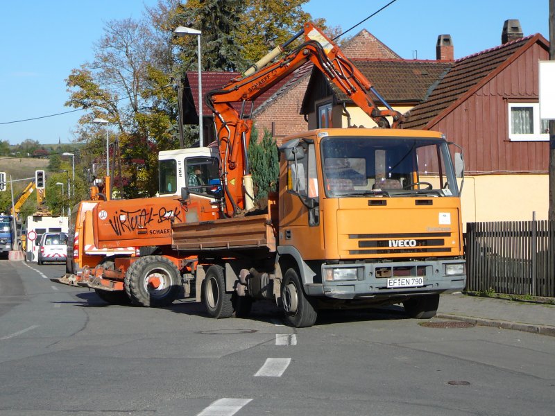 Iveco wird von einem Schaeff-Bagger beladen, Erfurt am 20.10.2009