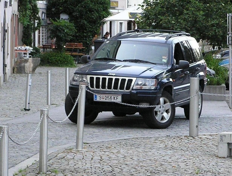 Jeep Cherockee parkt in Salzburg, Sommer 2009.