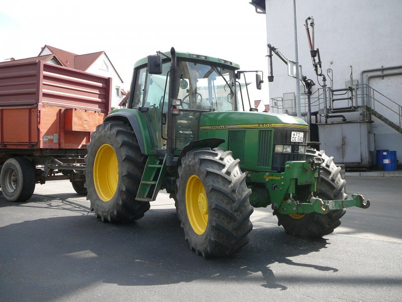 John-Deere 6900 zur Getreideanlieferung bei der Raiffeisen-Warenzentrale in 36088 Hnfeld im August 2009
