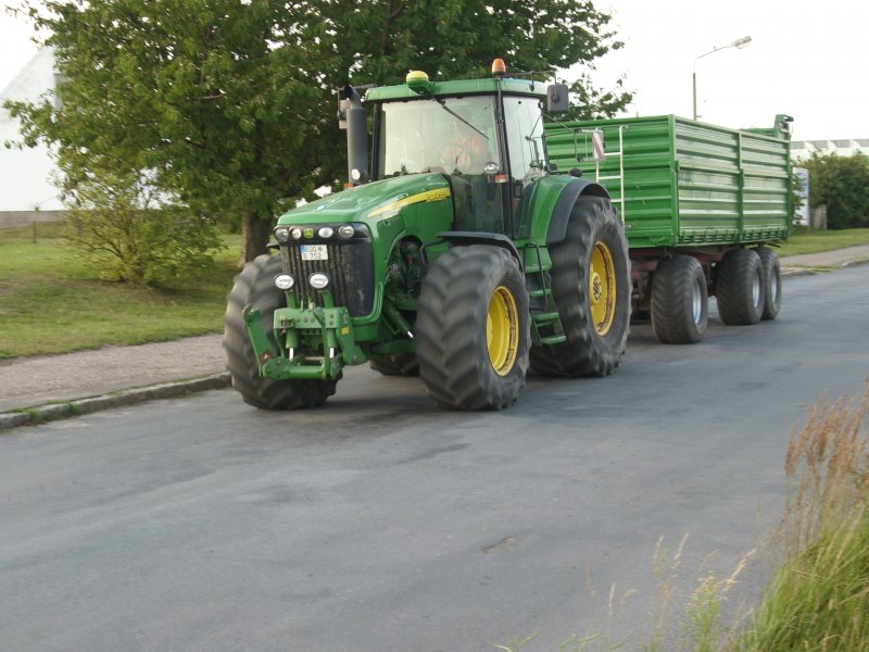 John Deere-Traktor rumpelte am 22.Juli 2009 ber das Kopfsteinpflaster im Industriegelnde von Bergen/Rgen.