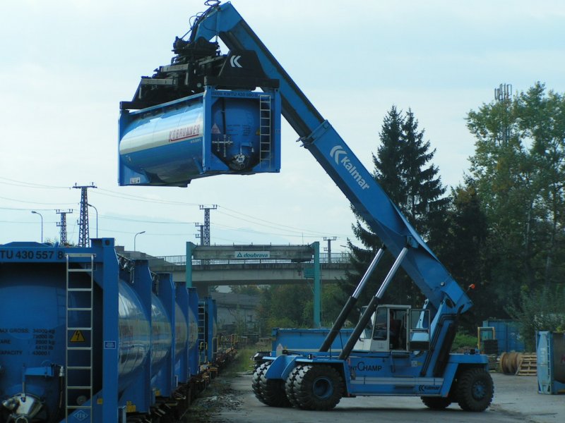 KALMAR Containerstapler im Einsatz; Attnang-Puchheim 071003