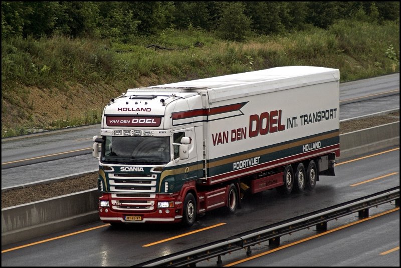 KING OF THE ROAD: SCANIA TOPLINE \8/ R620 Van den DOEL Int. Transport aus Poortvliet/Holland.
